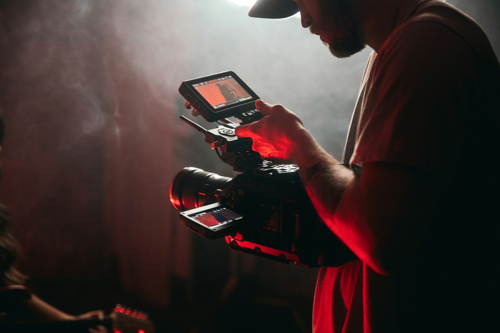 Cinematographer cu rig video pe platou — 4K 60p production
